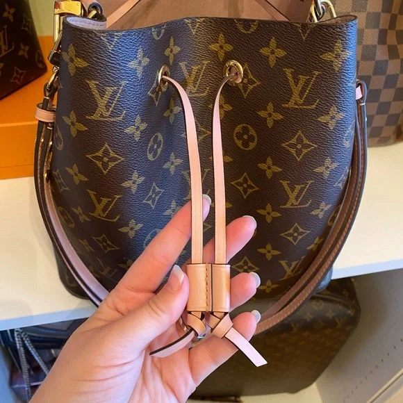 💕TRADED💕Louis Vuitton NeoNoe monogram rose crossbody purse bag - Picture 4 of 16